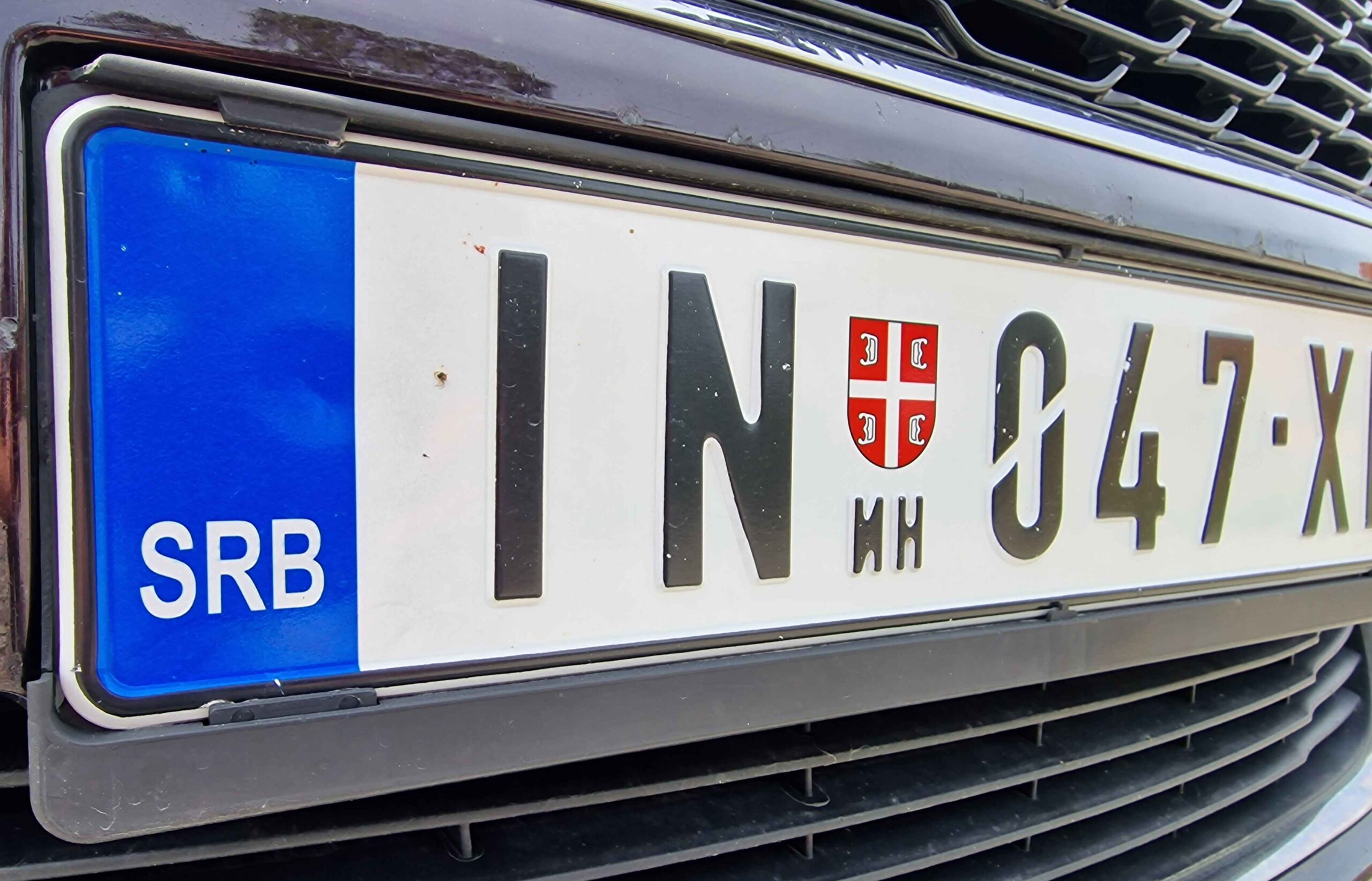Registarska tablica Srbije sa oznakom IN i srpskim grbom